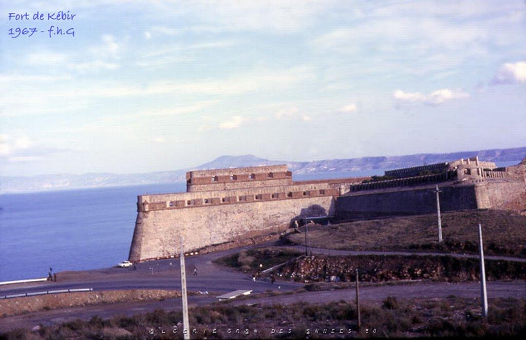 MERS EL KEBIR B LE FORT SUR FOND DE MONTAGNE 1967.jpg